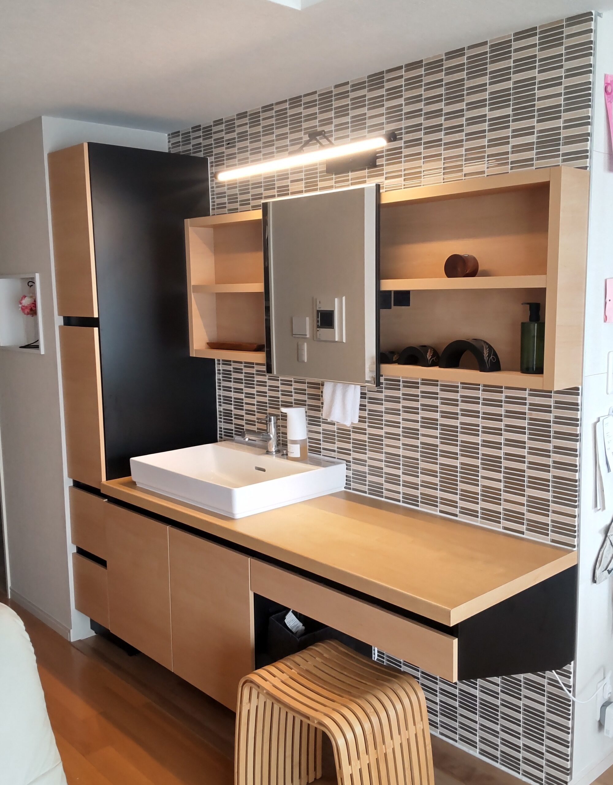 リビングに馴染む洗面台　ルミシス　